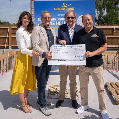 Spendenübergabe für das Europa-Park Kinderhaus "Kleine Helden" in der Silver Lake City. Roland und Miriam Mack bei der Spendenübergabe für das Kinderhaus Kleine Helden.